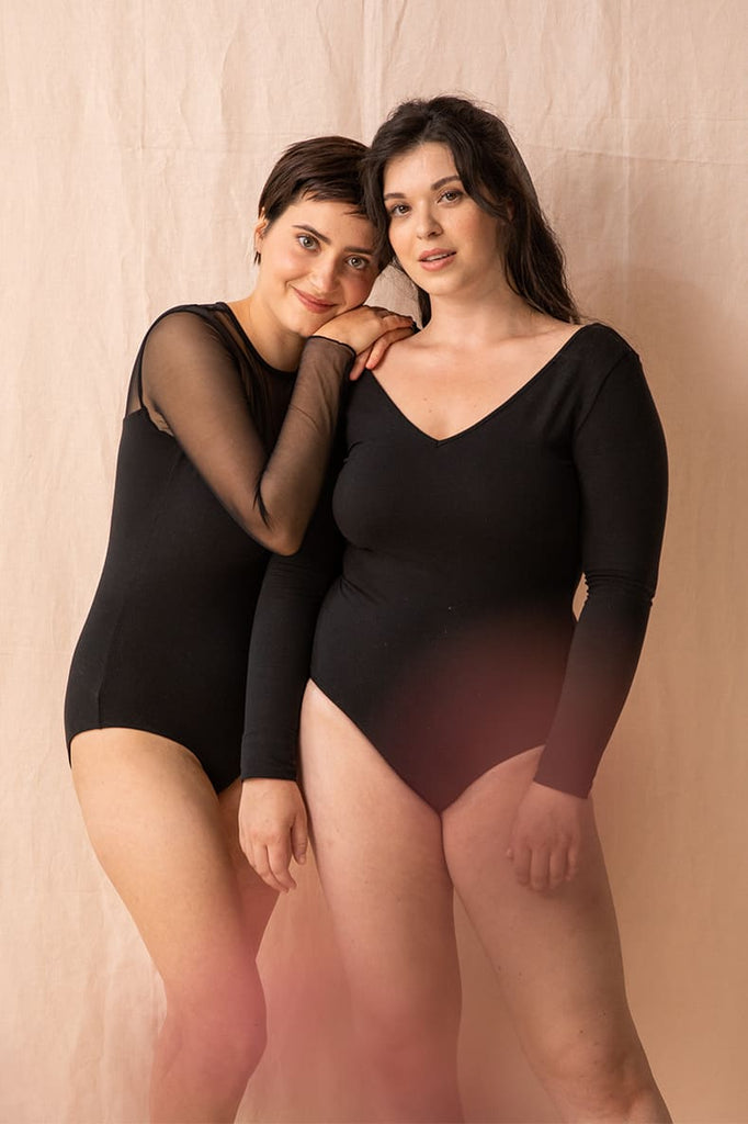 Deux jeunes femmes brunes portent des bodys Olly made in France noirs en coton GOTS.
