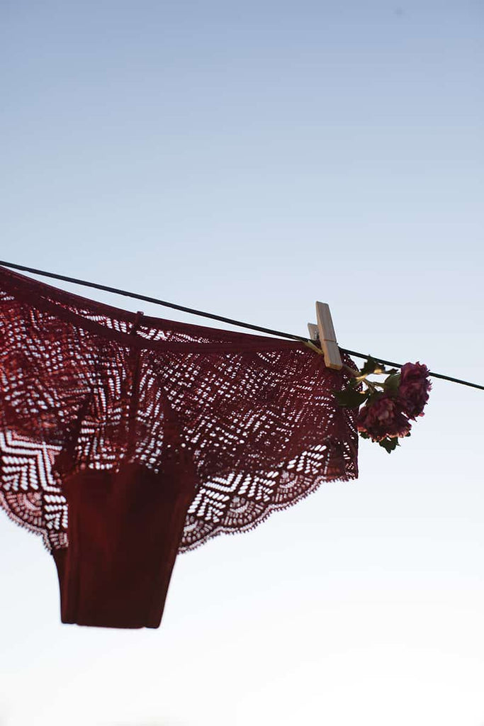 Culotte bordeaux en dentelle recyclee de la marque de lingerie écoresponsable Olly.