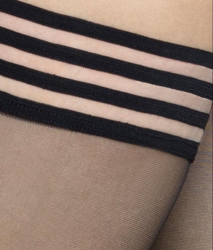 Jarretière composée de bandes graphiques noires et fines avec un renfort en silicone à l'intérieur de la marque écologique Swedish Stokings