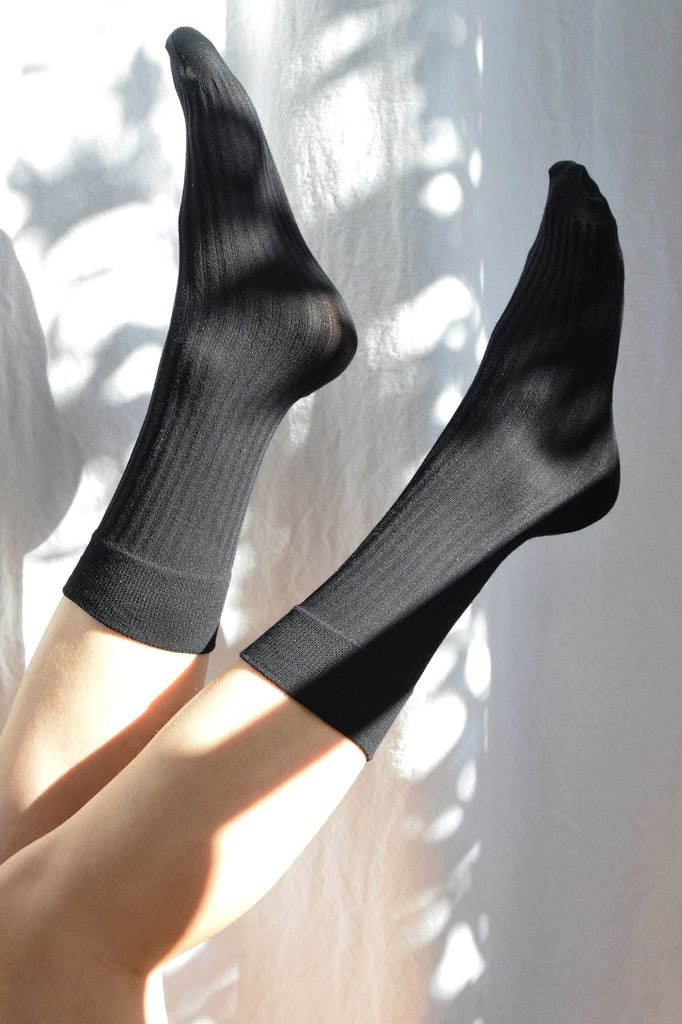 Chaussettes noires en coton biologique et fibre recyclée.