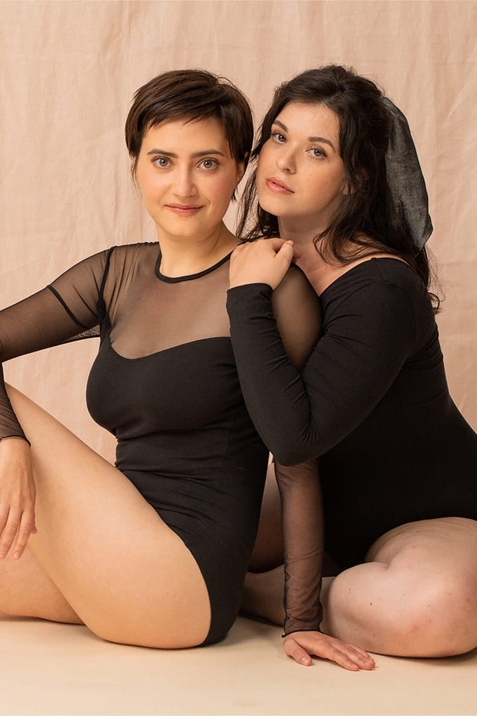 Deux jeunes femmes assises portent les bodys de la marque Olly en Tencel et tulle recyclé, confectionnés en France made in France.
