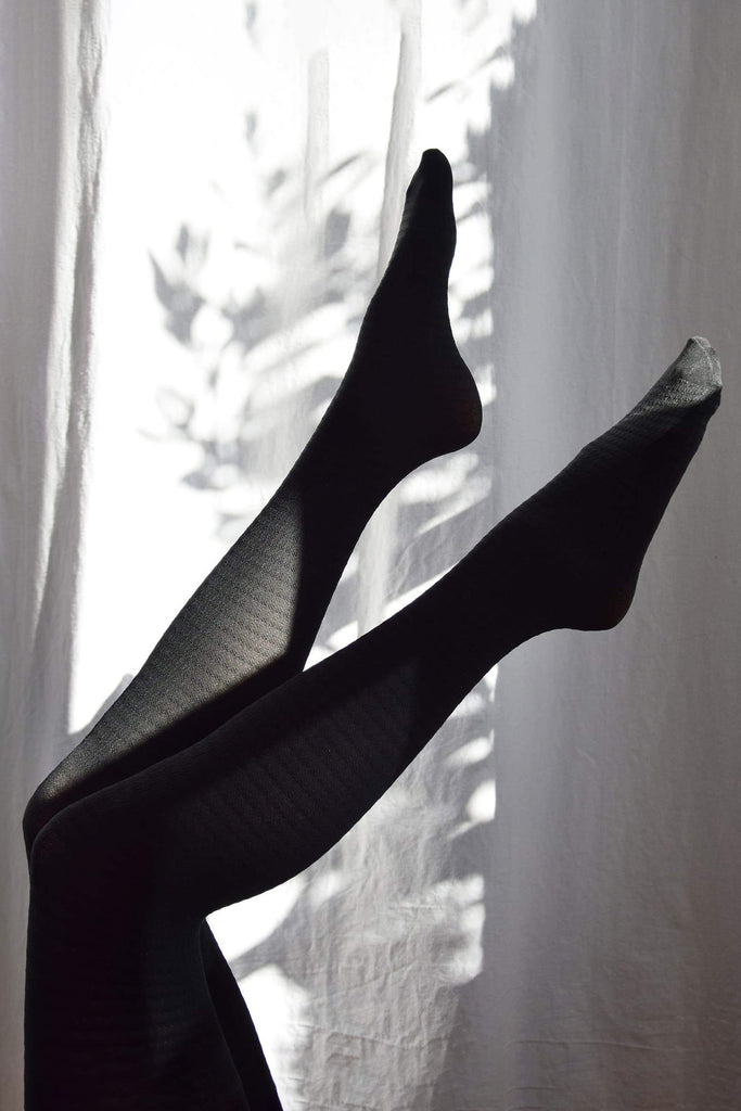 Collant noir semi-opaque à motifs pied-de-poule en polyamide recyclé.